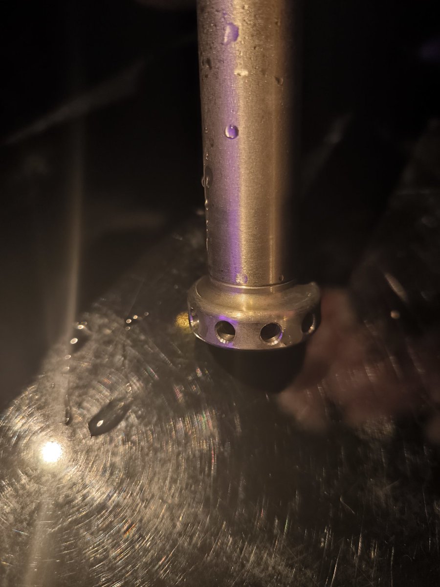 シーシャにおいてデュフューザーついてる方が長時間吸ってても疲れにくく僕はすき。

しかし、シーシャといったらポコポコ音がしないと物足りないと言う意見が多いのも事実。。

こればかりは好みの問題ですが
皆さんはどっち派です？？？