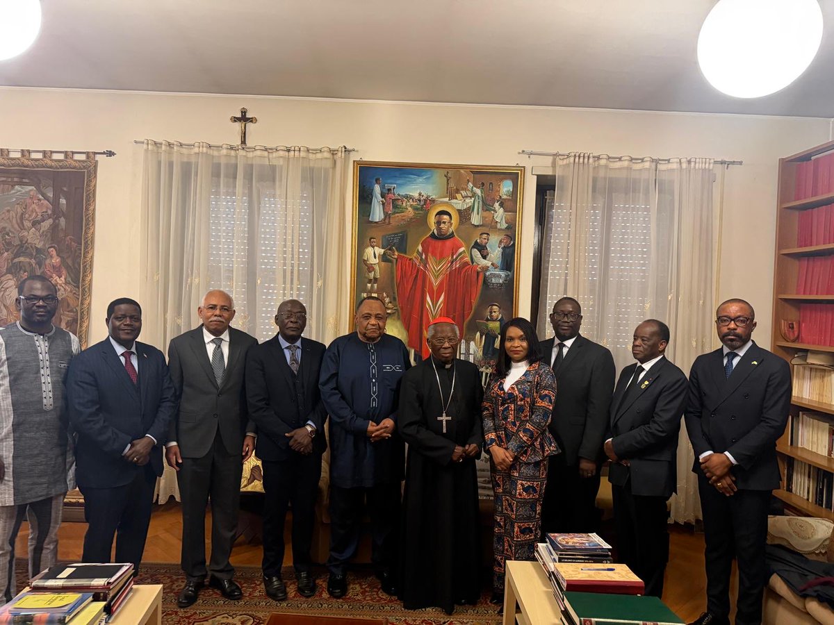 ambasenvatican's tweet photo. Ce matin, le groupe des Ambassadeurs africains residents au Vatican a ete reçu en audience par le Cardinal Emerite Francis Arinze, du Nigeria qui a eu à participer à la session finale du Council Vatican II en 1965, année oú il est devenu le plus jeune eveque de l’eglise. https://t.co/rZSu8dptkI