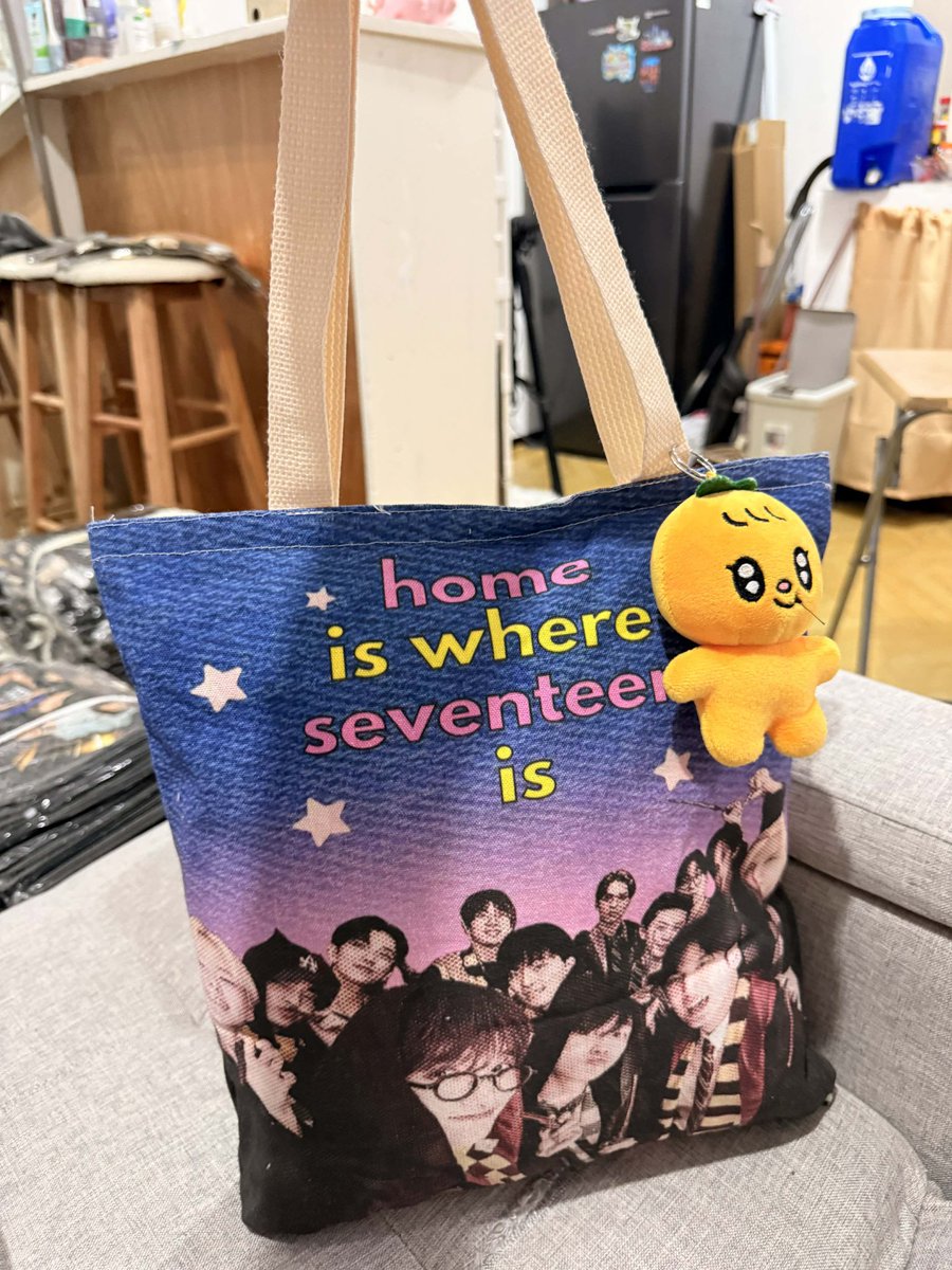 krisdrg's tweet photo. GUYS INCH BA KAYOOO? KAHIT SA CONCERT NA MEET UP 🥹

SUPER LIMITED LANG STOCKS NETO, BACK TO BACK SIYA. MAY IBANG DESIGNS PAAA 🥹💕

100 pesos only!!! 

tags wts lfb seventeen https://t.co/3PHhOzQY6W