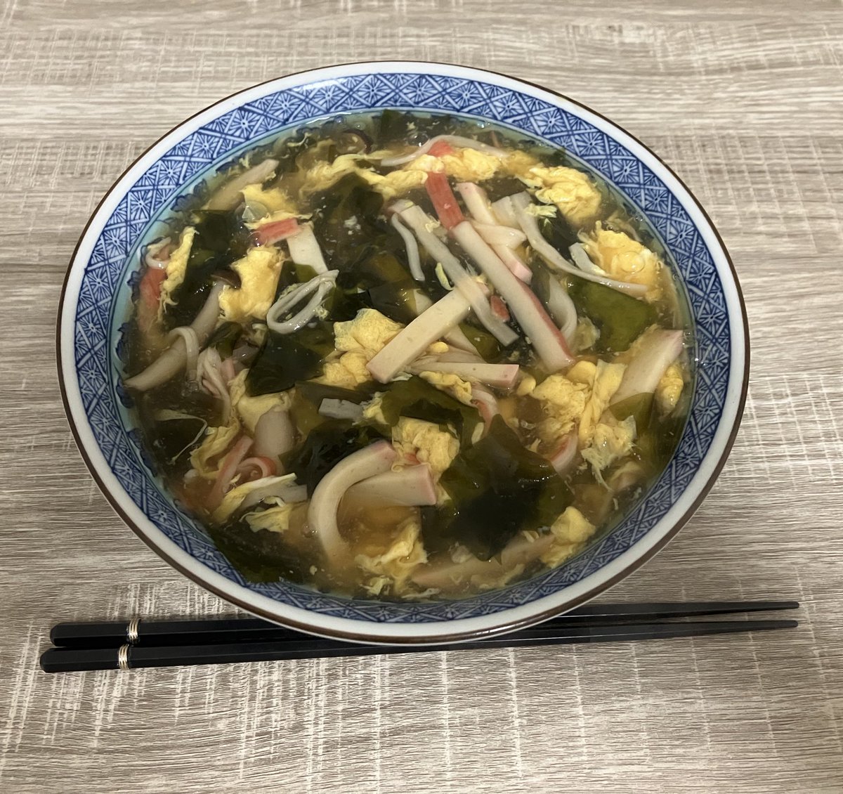 munimon02's tweet photo. 一昨日と昨日の夕飯。

わかめとかまぼことかにかまの卵あんかけうどん。
カレー。

あんかけうどんってなんでこんなに美味しいんだろう。うまいねー。
カレーはウスターソース入れるとめっちゃコクがでて美味しい。ブルドックソースが良い。 https://t.co/E437UyEA3r