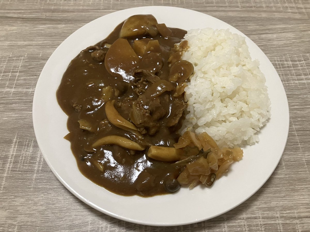 munimon02's tweet photo. 一昨日と昨日の夕飯。

わかめとかまぼことかにかまの卵あんかけうどん。
カレー。

あんかけうどんってなんでこんなに美味しいんだろう。うまいねー。
カレーはウスターソース入れるとめっちゃコクがでて美味しい。ブルドックソースが良い。 https://t.co/E437UyEA3r