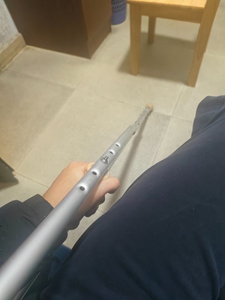 皆さん、歩くときは本当に気をつけてください。今日は階段で足を踏み外して、5階から4階まで転げ落ちてしまい、足を捻って膝のお皿にひびが入りました