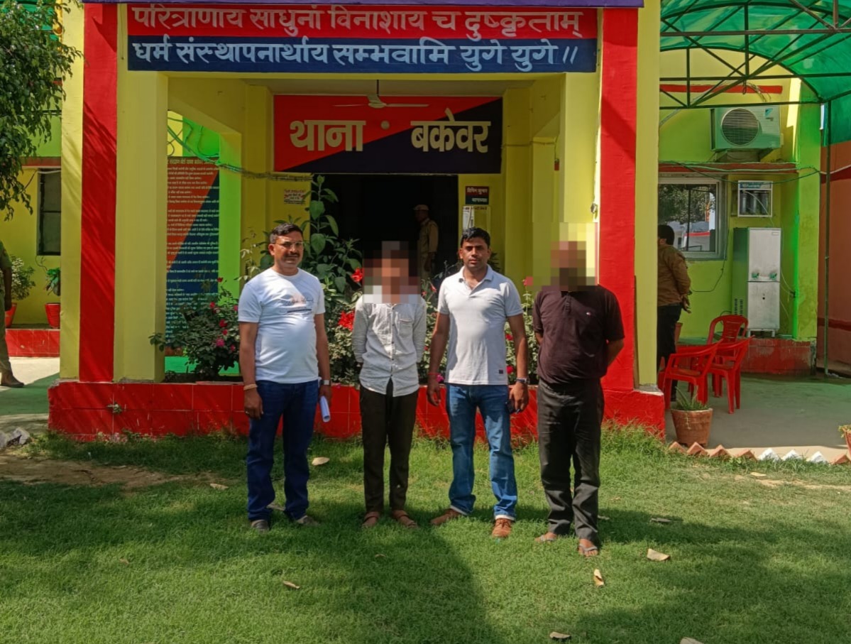 etawahpolice's tweet image. #Operation_Muskan
🔹 एसएसपी इटावा के निर्देशन में #Etawahpolice (थाना बकेवर) की त्वरित एवं प्रभावी कार्यवाही,
🔹 लापता नाबालिग बालक को 48 घण्टों के भीतर सकुशल बरामद कर परिजनों को सौंपा गया,
🔹 सीसीटीवी फुटेज के अवलोकन व लगातार तलाश के आधार पर पुलिस को मिली सफलता
@Uppolice 
@dgpup