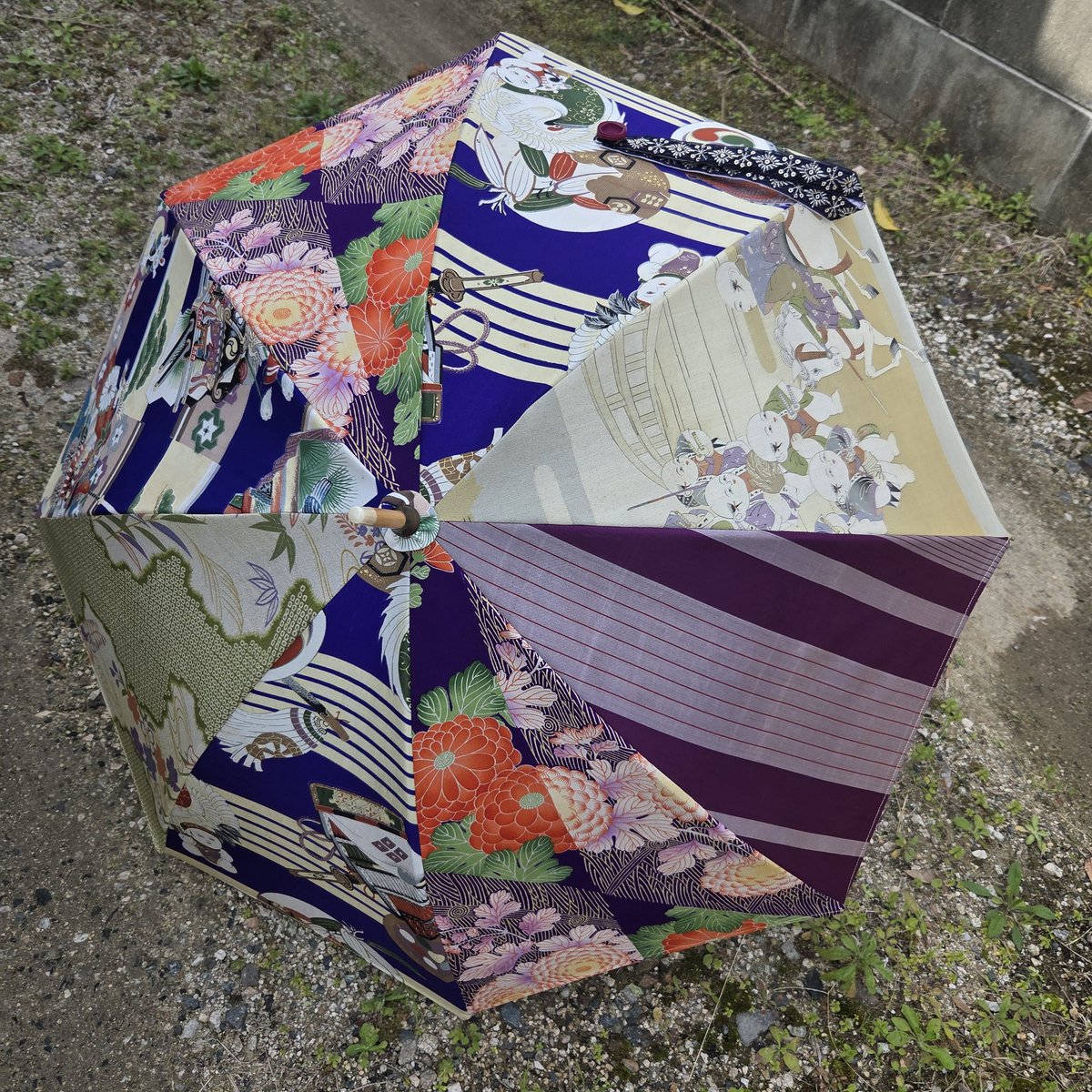 tane705's tweet photo. 着物アップサイクルの日傘できました～！
今回は、バチバチに自分好みに全振りして作りましたw
今週末の山口でお披露目です❤
ぜひ手にとってみてね。

山口きららハンドメイドマーケット
3/20(金)　11:00~16:00
21(土).22(日)　10:00~16:00
山口きらら博記念公園 きららドーム https://t.co/DClflOHhX7