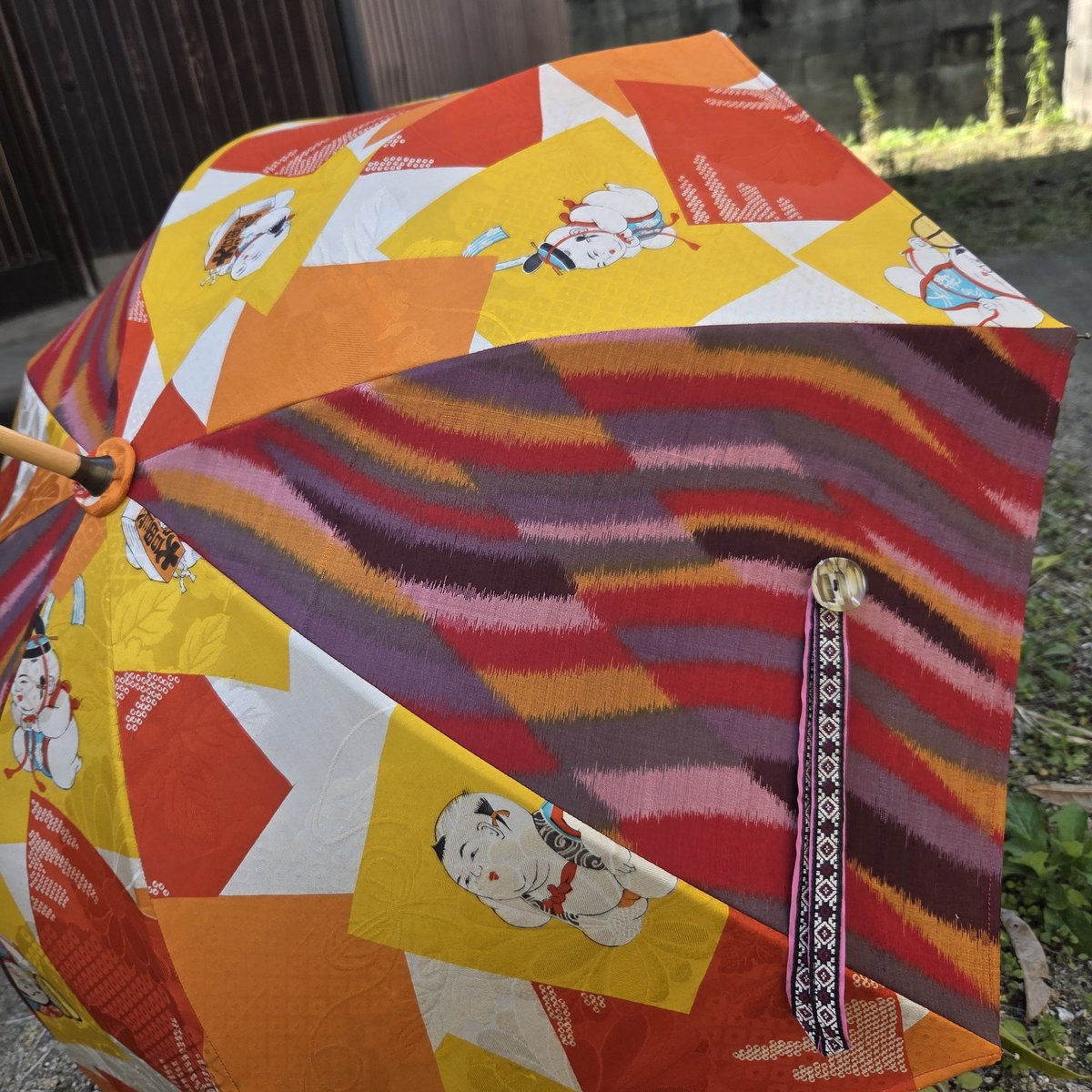 tane705's tweet photo. 着物アップサイクルの日傘できました～！
今回は、バチバチに自分好みに全振りして作りましたw
今週末の山口でお披露目です❤
ぜひ手にとってみてね。

山口きららハンドメイドマーケット
3/20(金)　11:00~16:00
21(土).22(日)　10:00~16:00
山口きらら博記念公園 きららドーム https://t.co/DClflOHhX7