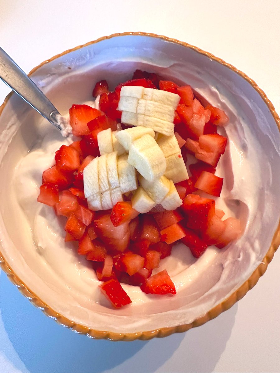 free_style_chef's tweet image. After a weekend of indulgences, I’m back to my healthy breakfast bowls. 

Today the featured fruits are strawberry and banana over oats or Greek vanilla yogurt. 

#brekkie #fruit #oatmeal #yogurtbowl