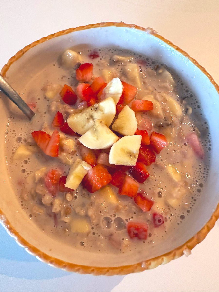 free_style_chef's tweet image. After a weekend of indulgences, I’m back to my healthy breakfast bowls. 

Today the featured fruits are strawberry and banana over oats or Greek vanilla yogurt. 

#brekkie #fruit #oatmeal #yogurtbowl