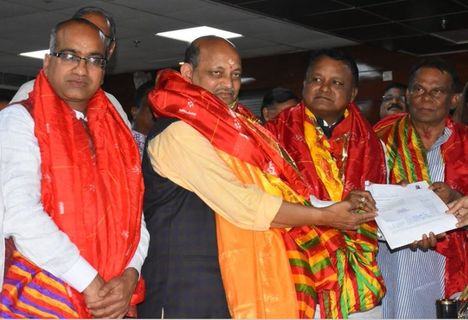 ArgusNews_in's tweet photo. ରାଜ୍ୟସଭା ନିର୍ବାଚନ: ଆସିଲା ପ୍ରଥମ ପର୍ଯ୍ୟାୟ ଭୋଟ ଫଳାଫଳ
ମନମୋହନ ସାମଲ, ସୁଜିତ୍ କୁମାର ଓ ଦିଲ୍ଲୀପ ରାୟ ବିଜୟୀ
ବିଜୟ ନେଇ ସୁଜିତ କୁମାରଙ୍କ ସୂଚନା
#OdishaPolitics #RajyaSabhaElections #RajyaSabhaPolls #ManmohanSamal #SujitKumar #DilipRay #ArgusNews https://t.co/3FLEIdGzSj