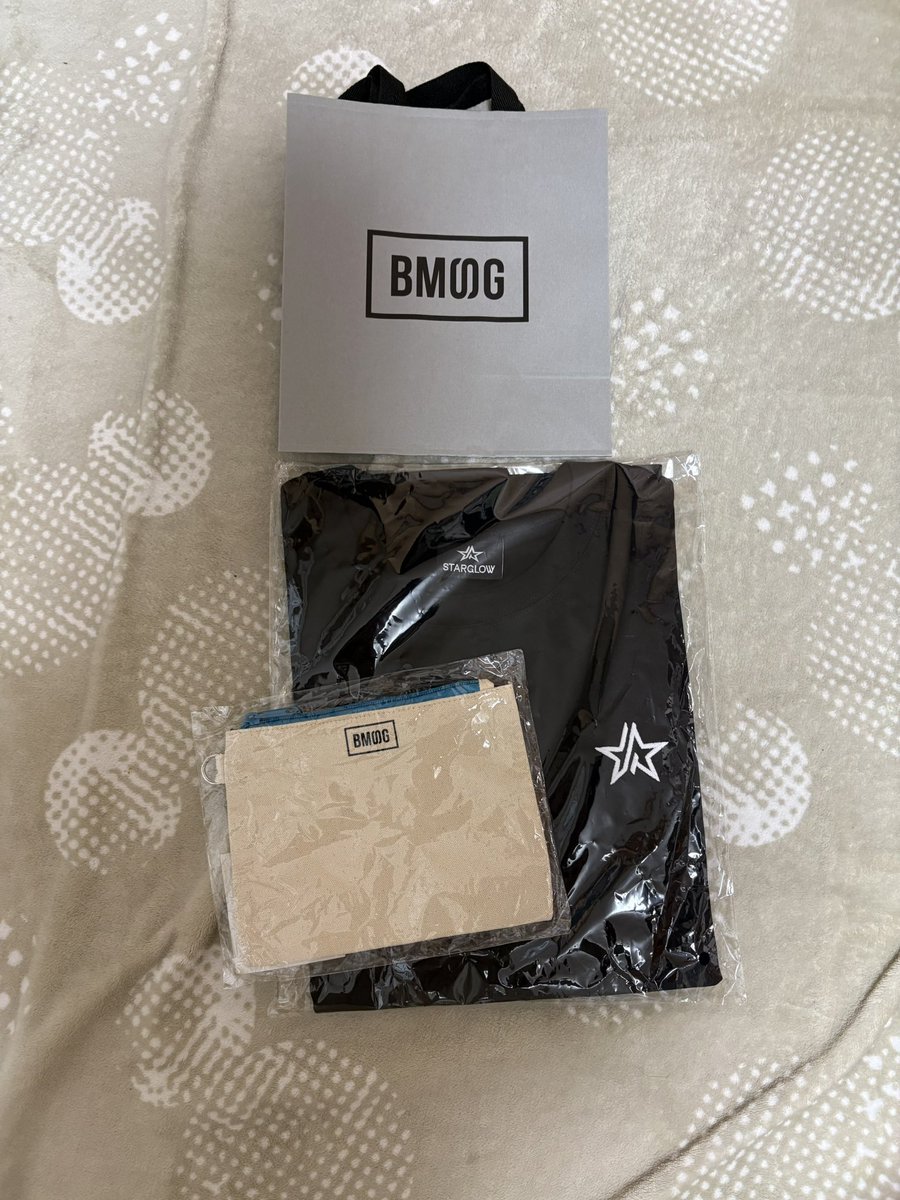 daicemuze's tweet photo. ソラマチで購入した商品。
これで応援している人たちのTシャツ揃った😇
#BMSGSHOP #STARGLOW https://t.co/NQvTo6A7v8