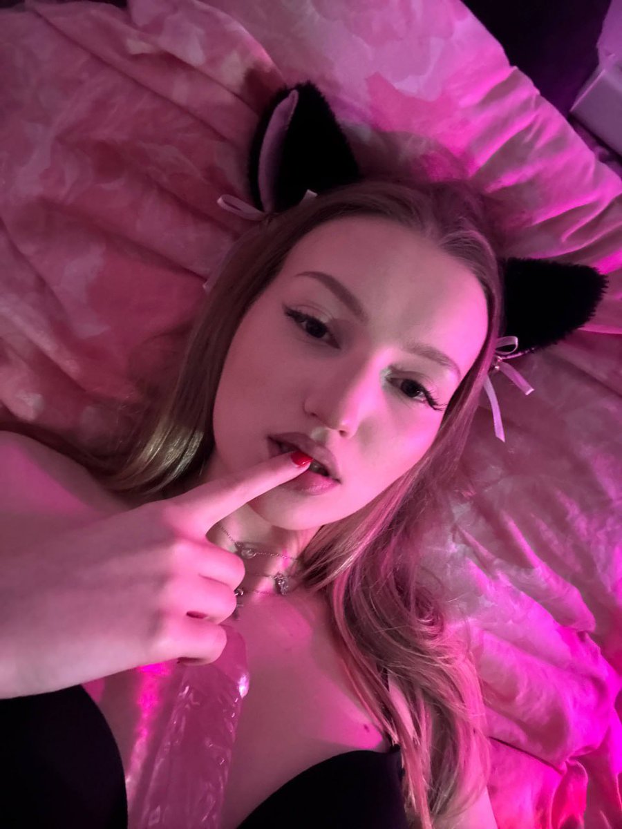 MollyStar06's tweet photo. eyes up here pretty guys https://t.co/8zbFZgzdOk