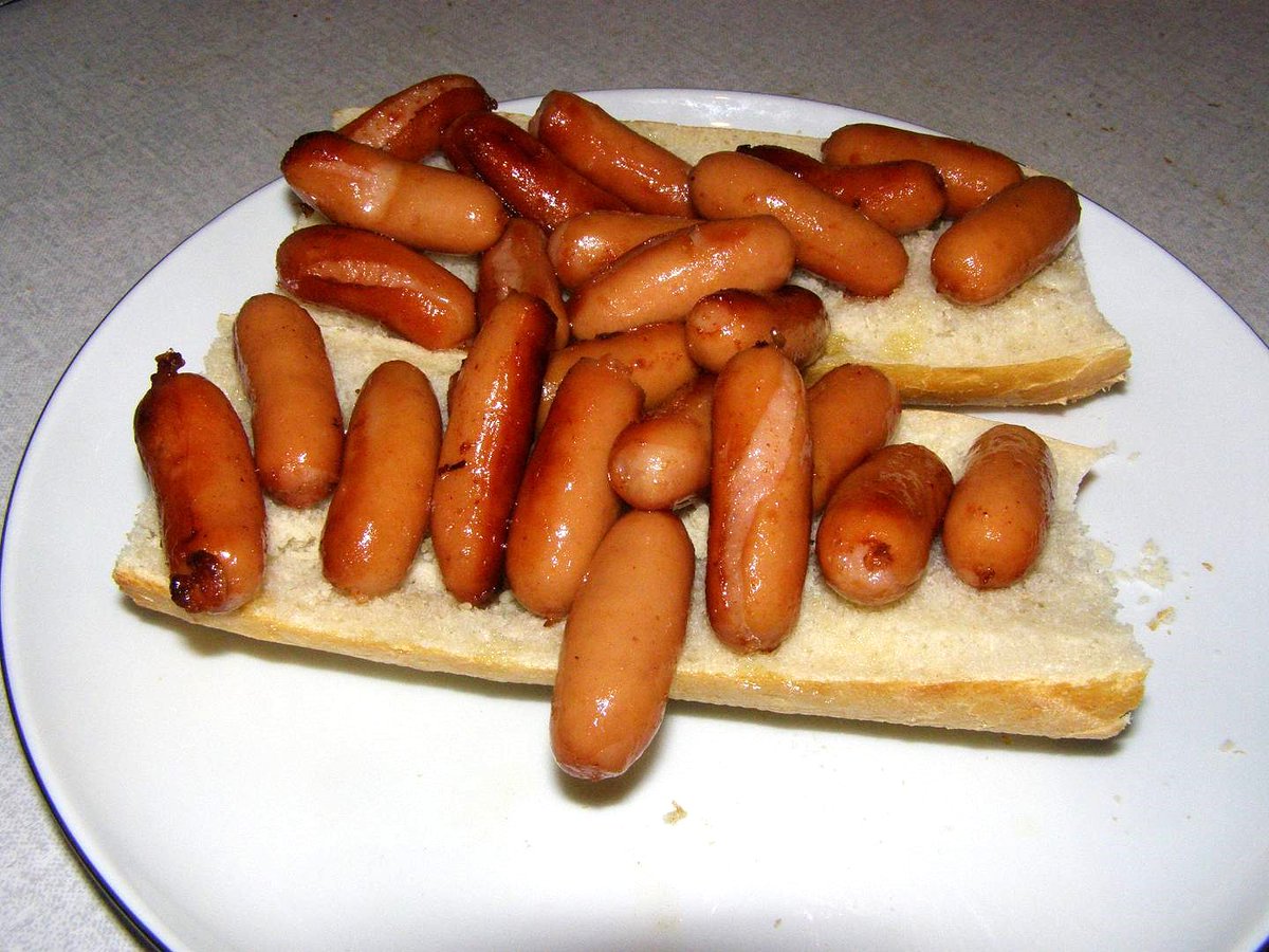 13brevkasse's tweet image. An old photo from a long time ago
where I got that idea
(Please God ~ Tell me that I was drunk)

Cocktail sausages on a flute
Some ideas should just stay in your head 😳

#No #Apology #Only #Regret