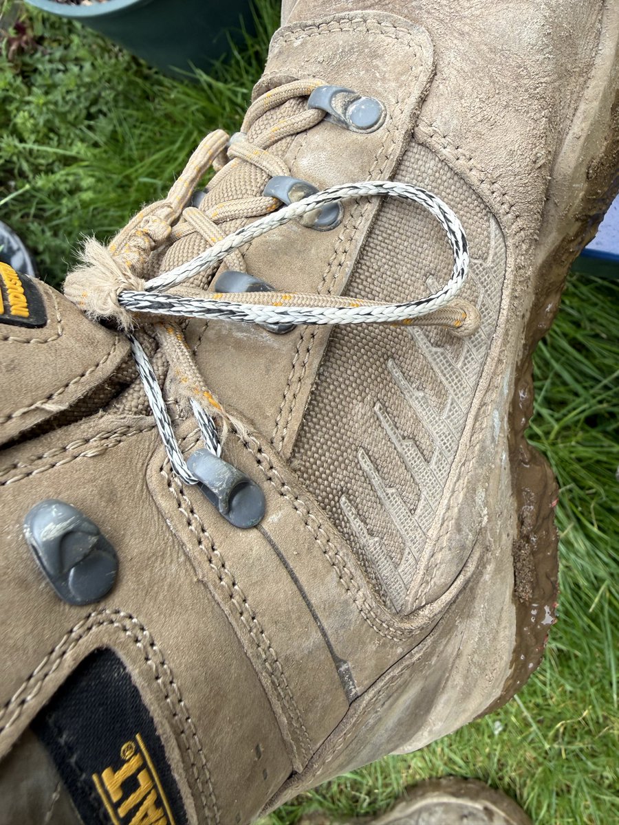 JUSTLUSTc's tweet photo. @DEWALTtough brand new pair of boots, (2 weeks ish) laces gone already ! #wtf #shocking https://t.co/okImUOszQL