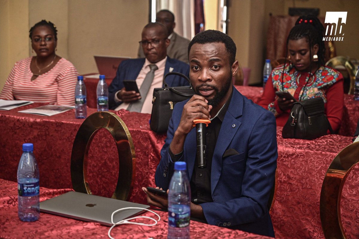 mediabox16's tweet photo. Bâtir la souveraineté numérique par le talent et l'outil 🇧🇮

Ils ont entre 20 et 30 ans. Ils ne font pas que coder : ils structurent le futur. Chez #Mediabox, la transformation du #Burundi repose sur deux piliers indissociables : l'excellence des Compétences et la puissance des Plateformes.

Ici, nous ne parlons plus de concepts, mais de réalités concrètes façonnées par ceux qui osent.

Martin incarne cette maîtrise au sein de notre pôle cartographique. Par la modélisation de données complexes, il transforme le territoire en informations stratégiques, permettant ainsi des décisions publiques et privées plus éclairées. C’est là que la donnée devient un levier de développement.

Au cœur de nos Plateformes, Alphonse dirige le déploiement des solutions mobiles. Son défi ? Transformer une architecture invisible en une interface fluide, utilisée quotidiennement par des milliers de Burundais. Son exigence garantit que la technologie reste un service, et non une contrainte.

Quant à nos jeunes développeurs, ils représentent ce transfert critique de compétences. En intégrant nos projets dès la sortie de l'université, ils passent de l'apprentissage à la production de solutions souveraines. Ils sont la preuve que le savoir-faire local est notre plus grand actif.

Ce qui unit ces histoires, c'est la conviction que l'indépendance numérique du pays passe par la maîtrise de ses propres outils. L'innovation n'est pas une question d'âge, mais de capacité à bâtir des systèmes qui durent.

Les compétences créent les plateformes, et les plateformes connectent le Burundi à son avenir. 🚀

Prêt à rejoindre ce mouvement et à bâtir avec nous ?

#CompétencesNumériques #PlateformesDigitales #BurundiTech #SouverainetéNumérique #Innovation