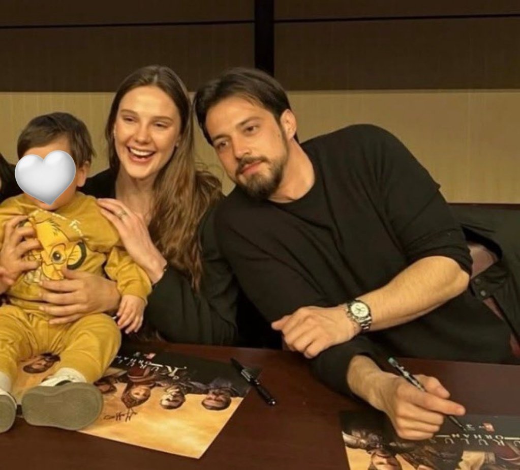 İmza günü etkinliğinden #AlinaBoz ve #MertYazıcıoğlu 🤍