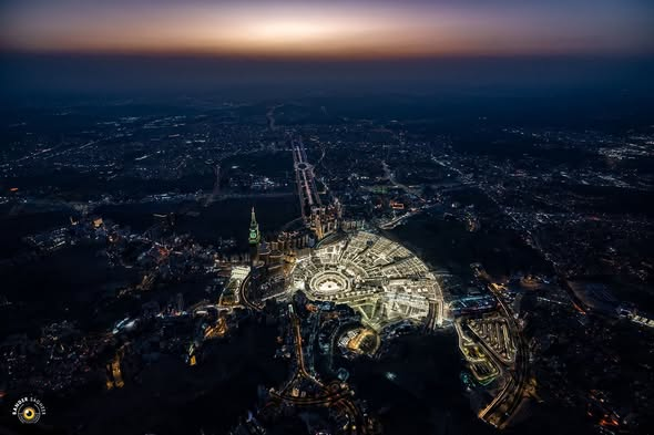 azizkasem's tweet photo. هندسة السَّكينة حول البيت العتيق
.
.
صديقي العزيز بندر صغيرٌ، فنَّان التَّصوير وأستاذه، في كلِّ عامٍ يصرُّ على أن يثبت لي أنَّ عينيَّ اللَّتين أرى بهما مجرَّد قطعتي زجاجٍ لا فائدة منهما!
.
يرسل لي صوره البديعة للحرم المكِّيِّ، فلا أملك إلَّا أن أتحسَّس نظَّارتي وأتساءل: هل نعيش في المجرَّة ذاتها يا بندر؟ هذا الفنَّان لا يلتقط الصُّورة، بل يسرق روح المكان ليضعها في إطارٍ، وكأنَّه يقول لنا: تعلَّموا كيف تنظرون، أيُّها العابرون!
.
يا جماعة الخير، تأمَّلوا معي صورة الحرم في لقطة الغروب، تبدو مكَّة وكأنَّها موظَّفٌ مثقلٌ بالأعباء يسلِّم ورديَّته للسَّماء بهدوءٍ، إلَّا الحرم! إنَّه المدير النَّشط الذي لا ينام. أفقٌ برتقاليٌّ خافتٌ، وعتمةٌ تتسلَّل بخبثٍ، بينما يقف البيت العتيق مضيئًا كقلبٍ ينبض بالضِّياء.
.
تعالوا معي إلى لقطات اللَّيل! الحرم هنا جزيرة نورٍ متمرِّدةٌ في بحرٍ من السَّواد الكثيف. الأبراج والفنادق التي كلَّفت المليارات تبدو حوله مجرَّد حرَّاس أمنٍ صغارٍ يقفون بوقارٍ. الكعبة هي البطل الأوحد، والطَّواف حولها يشبه مجرَّةً تدور في فلك الخشوع. لقد حوَّل بندر العزيز بكاميرته الزِّحام الخانق الذي نشتكي منه عادةً إلى لوحةٍ هندسيَّةٍ باذخةٍ، والكثرة المربكة إلى سكونٍ عجيبٍ.
.
الكثير من النَّاس يحملون كاميراتٍ بحجم مدافع الهاون، يزعجوننا بفلاشاتهم، لكنَّ قليلين جدًّا من يملكون عين بندر؛ تلك العين التي لا توثِّق الإسمنت والرُّخام، بل تصطاد السَّكينة، وتختبر الجمال.
.
بندر صغيرٌ.. أنا أحبُّك، وأنا عاشقٌ لفنِّك أيُّها الصَّديق الصَّدوق.