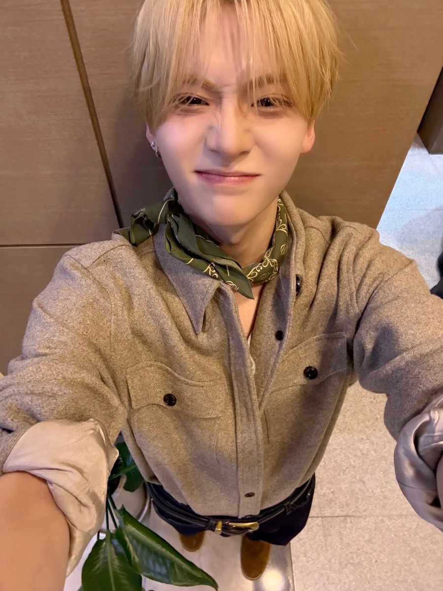 withforheart's tweet photo. 이런 셀카 또 엄청 잘 찍지 https://t.co/XQHmvNgqEn
