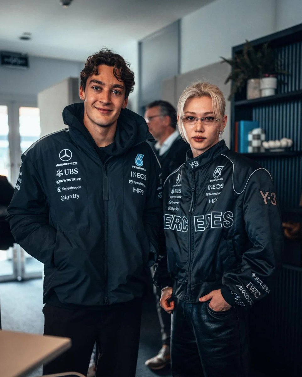 George Russell se juntó con Felix, vocalista y bailarin del grupo "Stray Kids", en China.

Le habrá cantado la del God's Menu?