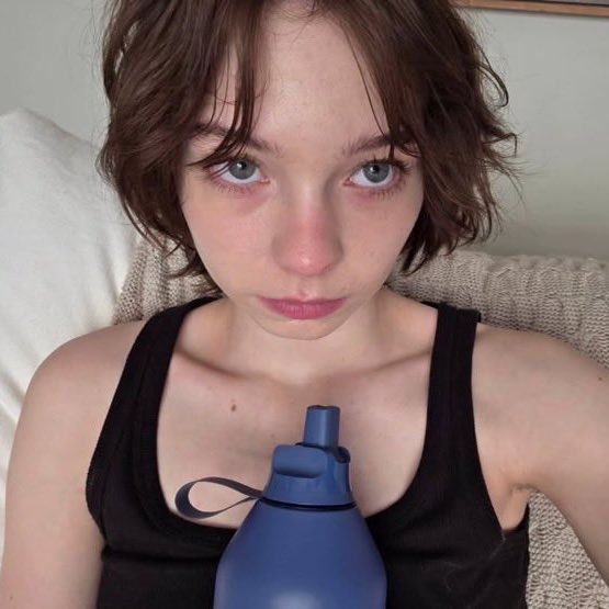 i miss when she randomly dropped these black tank top selfies… come back pls