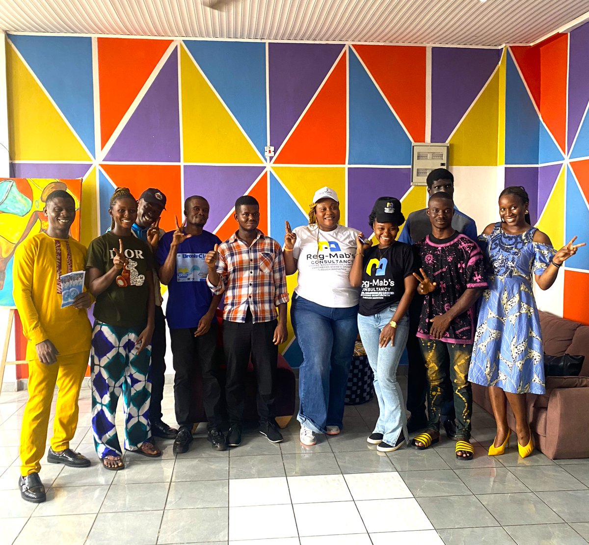 AUEUYouthLab's tweet photo. ✨Youth entrepreneurship in action! ✨
Creative Hub Africa, a Cohort 1 #AUEUYouthActionLab grantee from Freetown, Sierra Leone 🇸🇱, is transforming ventures &amp; futures. 

Nearly a year in, the impact is real—stay tuned for their inspiring stories! 

#AUEUYouthLab @EUinSierraLeone https://t.co/tDevdanMAq