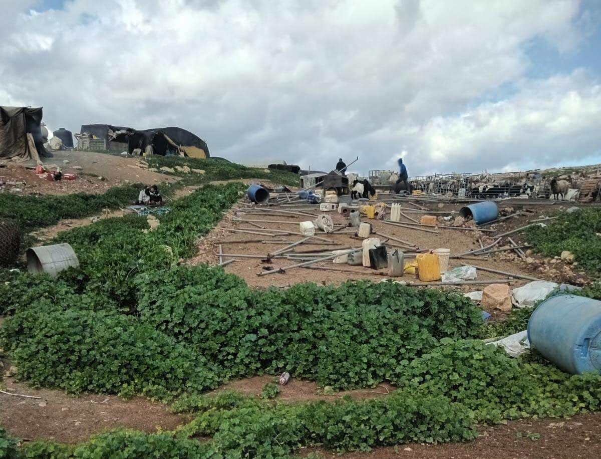 embpalestinauru's tweet photo. Dos familias #palestinas han sido desplazadas de Khirbet Samra, en el norte del Valle del Jordán, debido a la escalada de ataques violentos de los colonos #israelíes, que se han intensificado recientemente.

🔴Tras su partida, solo quedan 2 familias palestinas en la comunidad. https://t.co/ifH1L6eLoK