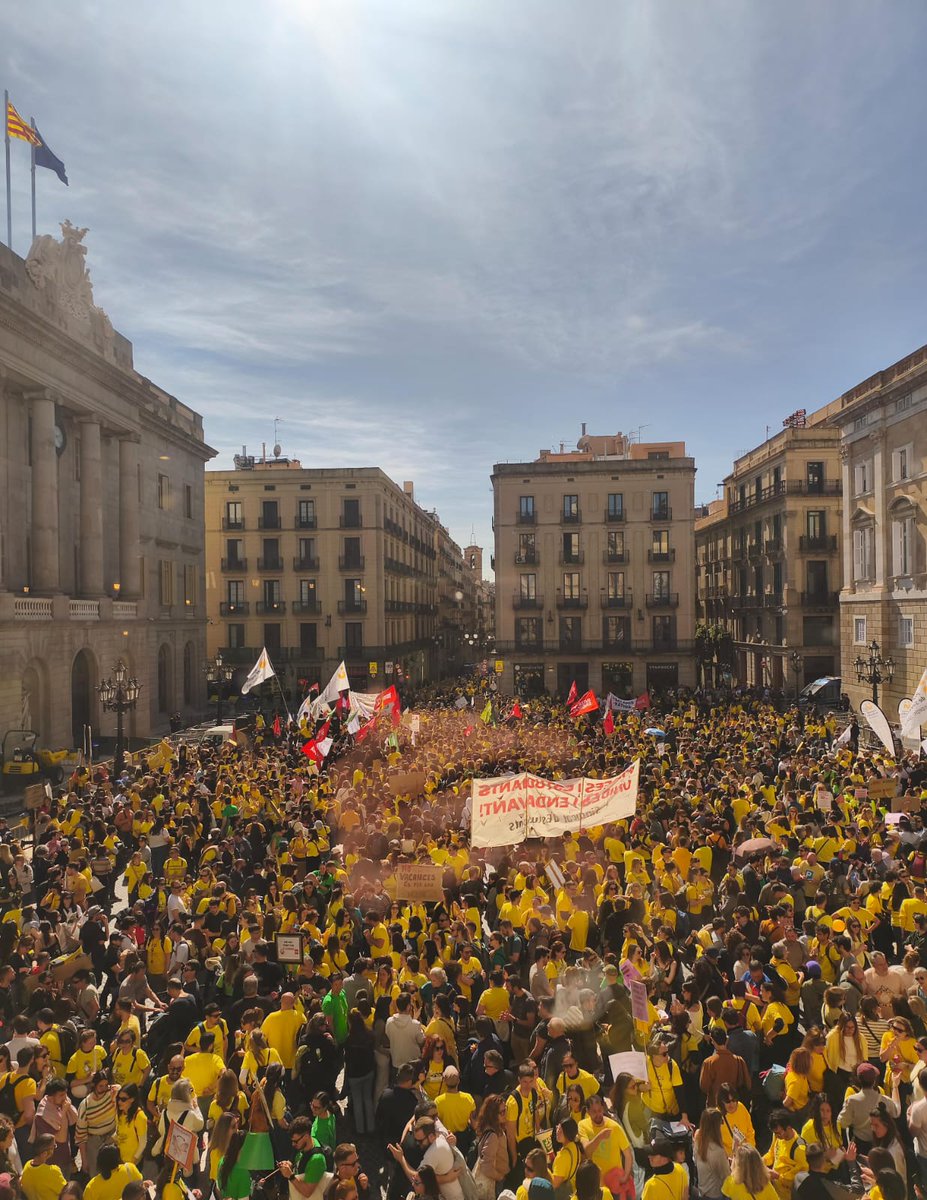 FonsiLoaiza's tweet photo. Gigantesca manifestación hoy en la huelga de profesores catalanes contra el govern de Salvador Illa por mejoras laborales. Impresionante. https://t.co/kc6VmtmA6P