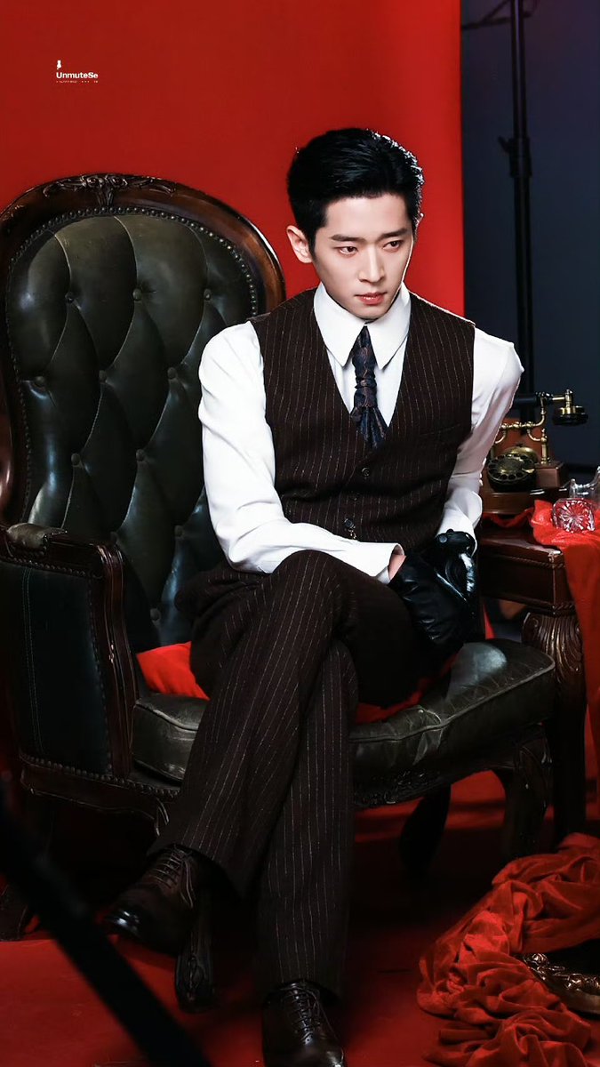 1812lllllleiiii's tweet photo. ท่านั่งติดแกรมสมมงลูกชายตระกูลใหญ่ ลูกผู้ดีมีสกุล ความหล่อไม่ต้องพูดถึงหรอก กินขาด!!

#TheLamentOfAutumn #玉簟秋
#ChengLei #เฉิงเหล่ย https://t.co/iIQqWUzFzI