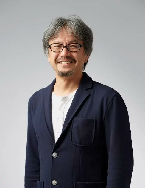 Hoje é aniversário desse moço que é a felicidade em nome de produção de jogos: Eiji Aonuma! Nascido em 1963, Aonuma é a cara da série Zelda: trabalha na franquia desde Ocarina of Time, passando por todos os principais títulos desde então. (1/2)