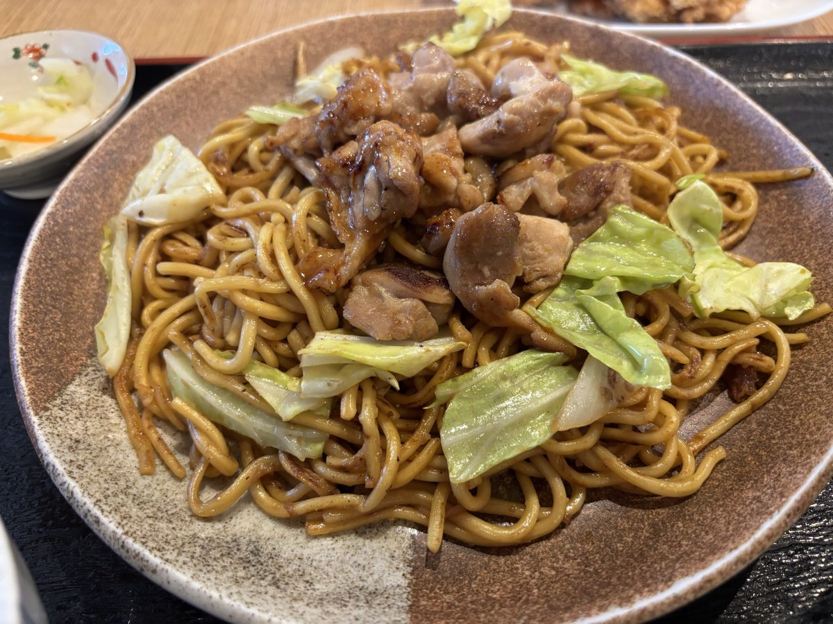 tabineko_style's tweet photo. 「ひるぜん焼きそば」を知らない人は大損です。
岡山県真庭市。岡山県北部の真庭市にある蒜山高原（ひるぜんこうげん）のご当地グルメ。 特徴は、具材にかしわ（鶏）肉や高原キャベツが使われ、濃厚な味噌ダレで味付けされていて、一度食べたら忘れられないおいしさ。もっとすごいのは https://t.co/phiNeAuIYK