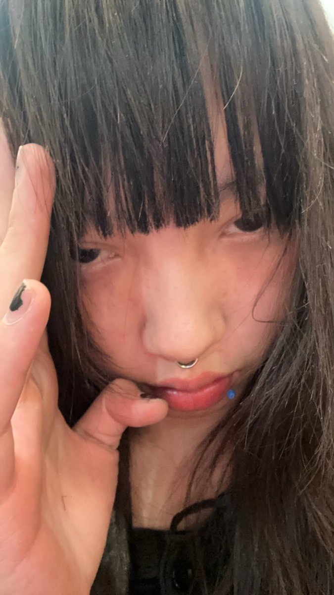 Soundtracks67's tweet photo. 如果能入睡、如果能失去意识，哪怕只有一个小时……我在无数个夜里醒来，赤脚徘徊的夜晚，整个房间冷得就跟凉掉的饭和汤一样。黑暗的窗户外伸手不见五指。昏暗处的玄关门偶尔发出吱嘎吱嘎的响声，但没有人敲门。回到卧室把手伸进被子里，一切都凉了。 https://t.co/iBI7PViqzq