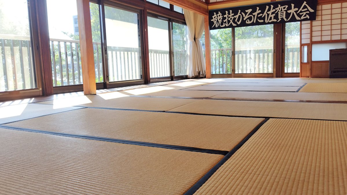 Tosukaruta's tweet photo. 昨日の佐賀県内大会は、かつて知事の住まいとして利用されていた「中乃小路賓館」が会場でした。歴史ある貴重な建物に足を踏み入れるだけで特別な気分になりました。
２階から見下ろせるお庭も素敵でした。 https://t.co/Zrh8PYfnxx