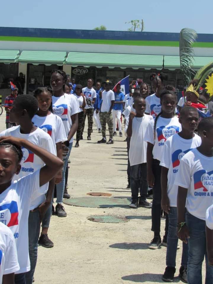 CiviqueEtmoral's tweet photo. Aktivite Mach Parad @CiviqueEtmoral la se yon evènman anyèl nan Grand-Goâve, Ayiti, pou selebre Fèt Drapo 18 Me. Li rasanble elèv ki mete mayo blan ak drapo Ayiti pou pwomouvwa patriyotis ak edikasyon sivik. Òganize pa @CiviqueEtmoral, li montre fyète kiltirèl ak inite kominote a.

@aniealerteht @nazon28 @Hitmagazineht @LaurentPierreJr @letemoinhaiti