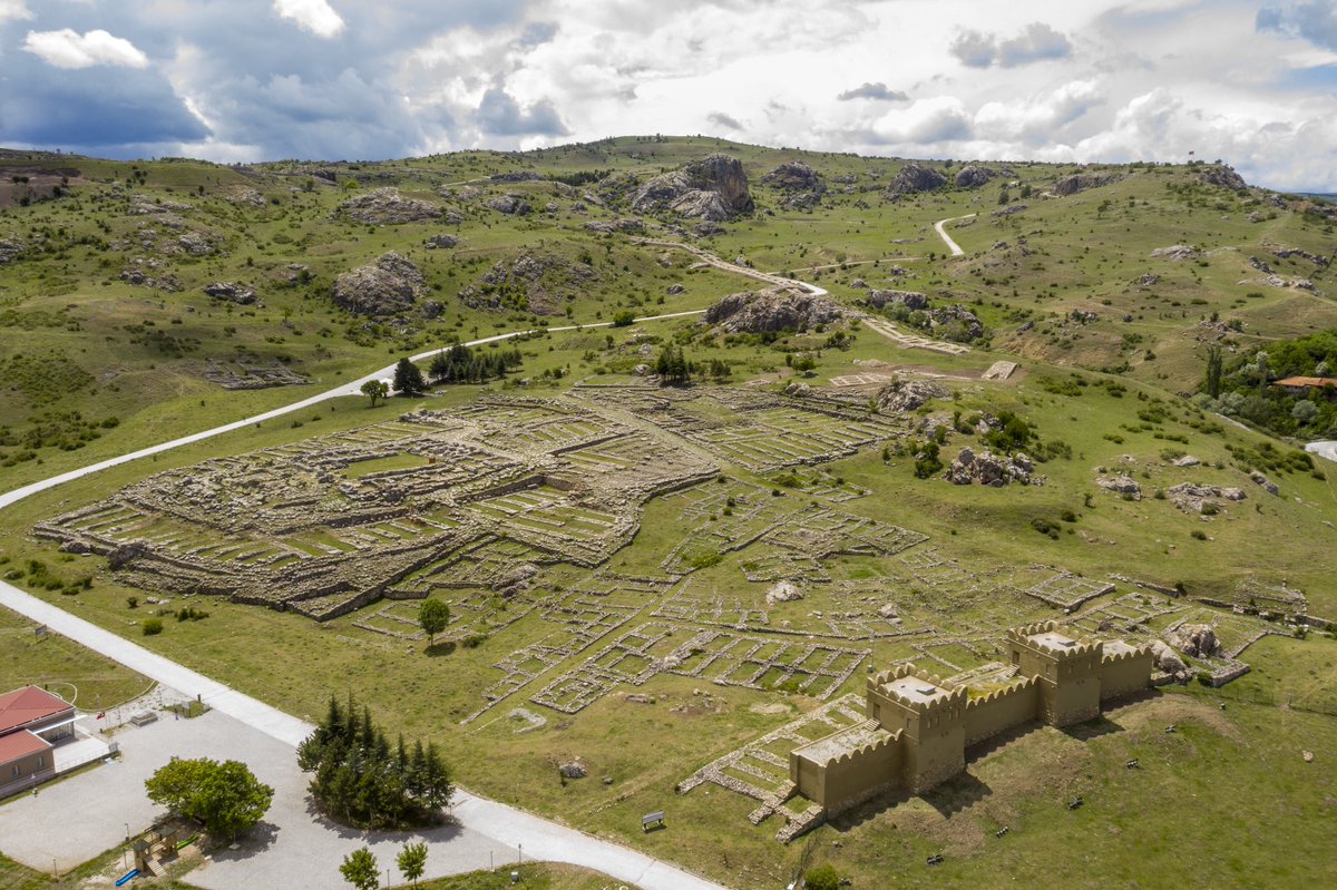 Yunus Emre Enstitüsü tweet media