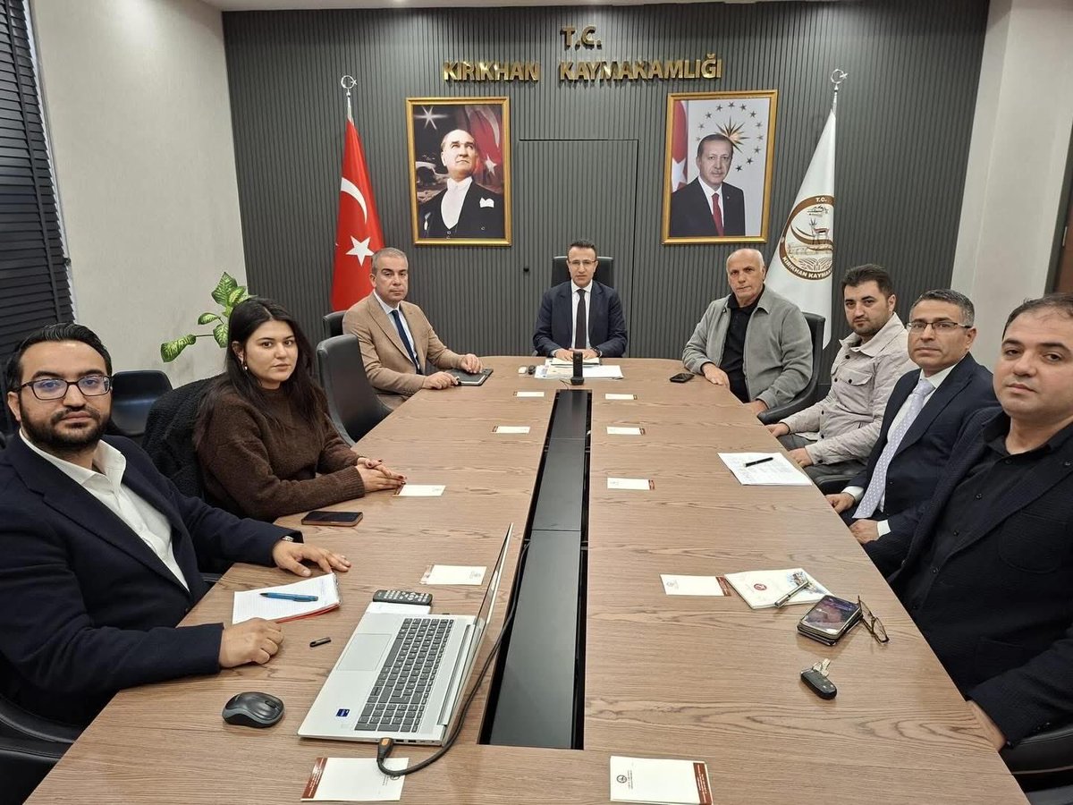 Kaymakamımız Sayın Ayhan AKPAY başkanlığında, ve altyapı yatırım kurumlarının katılımı ile istişare ve değerlendirme toplantısı yapıldı. Toplantıda Kırıkhan’ın geleceği için önemli projelerden biri olan Organize Sanayi Bölgemizin  altyapı çalışmalarının durumu değerlendirildi.