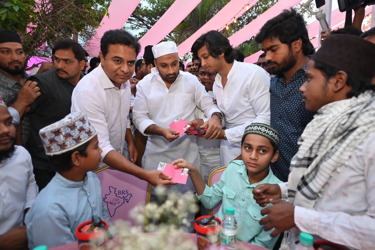 KTR_News's tweet photo. పవిత్ర రంజాన్ మాసాన్ని పురస్కరించుకుని ముస్లిం సోదరుల కోసం బీఆర్ఎస్ పార్టీ కేంద్ర కార్యాలయం తెలంగాణ భవన్‌లో ఈరోజు ఏర్పాటు చేసిన ఇఫ్తార్ విందులో పాల్గొన్న బీఆర్ఎస్ వర్కింగ్ ప్రెసిడెంట్ కేటీఆర్.

@KTRBRS #Ramzan https://t.co/gEwjncRosr