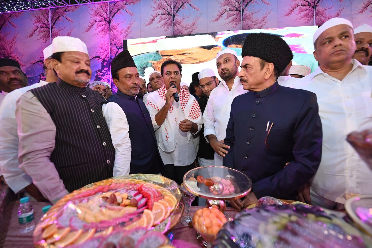 KTR_News's tweet photo. పవిత్ర రంజాన్ మాసాన్ని పురస్కరించుకుని ముస్లిం సోదరుల కోసం బీఆర్ఎస్ పార్టీ కేంద్ర కార్యాలయం తెలంగాణ భవన్‌లో ఈరోజు ఏర్పాటు చేసిన ఇఫ్తార్ విందులో పాల్గొన్న బీఆర్ఎస్ వర్కింగ్ ప్రెసిడెంట్ కేటీఆర్.

@KTRBRS #Ramzan https://t.co/gEwjncRosr