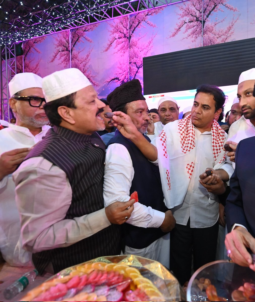 KTR_News's tweet photo. పవిత్ర రంజాన్ మాసాన్ని పురస్కరించుకుని ముస్లిం సోదరుల కోసం బీఆర్ఎస్ పార్టీ కేంద్ర కార్యాలయం తెలంగాణ భవన్‌లో ఈరోజు ఏర్పాటు చేసిన ఇఫ్తార్ విందులో పాల్గొన్న బీఆర్ఎస్ వర్కింగ్ ప్రెసిడెంట్ కేటీఆర్.

@KTRBRS #Ramzan https://t.co/gEwjncRosr