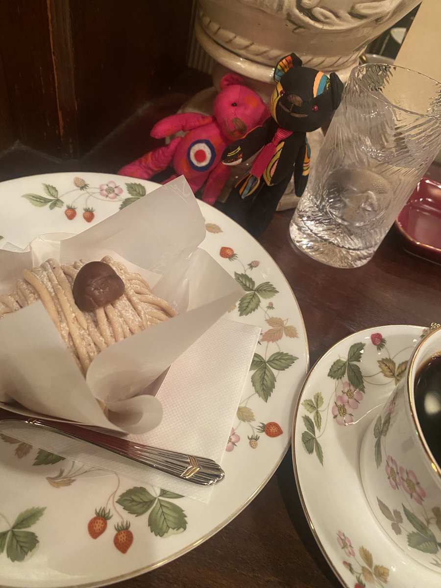 昨日は珈琲屋さんでモンブラン。この甘さがコーヒーとあってた。コーヒー美味しかったなぁ。