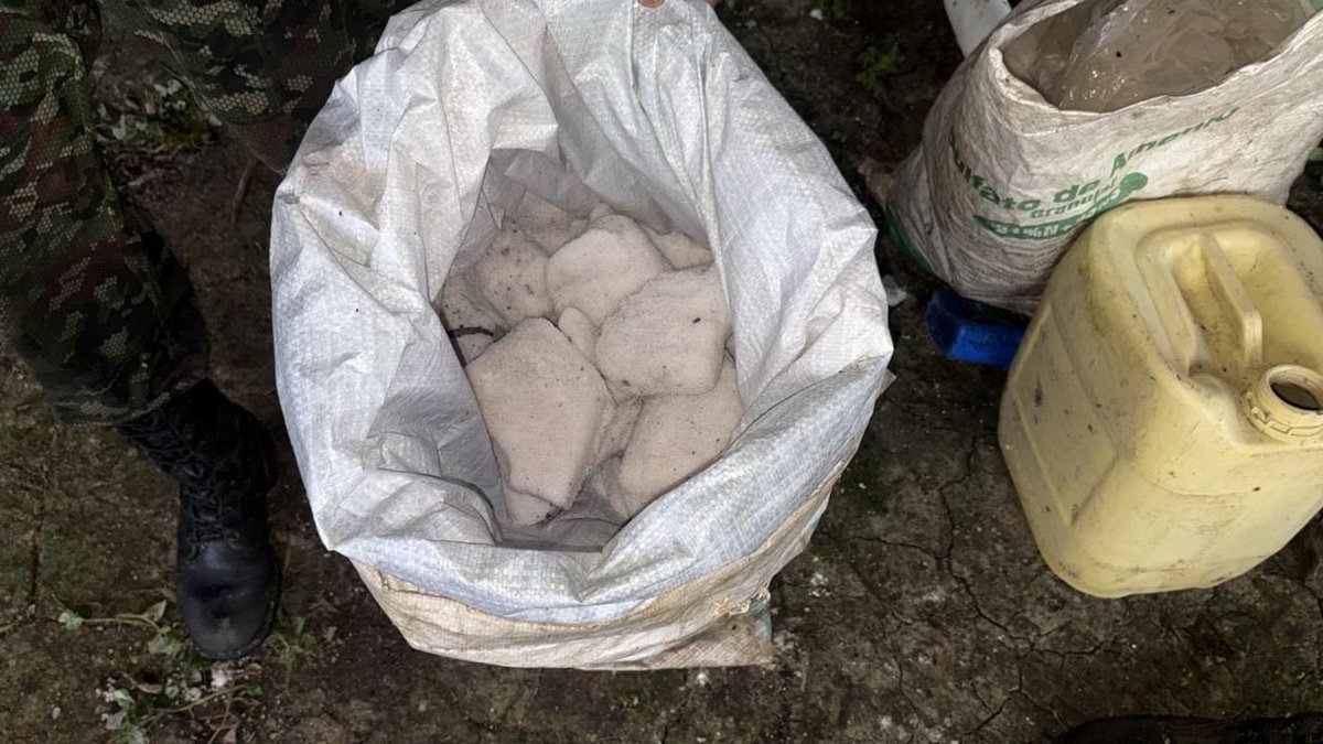 Ejercito_Div7's tweet photo. #ContundenciaOperacional | En la vereda Carmelias, municipio de #CarmendelDarién, #Chocó, se logró la ubicación y posterior destrucción de un laboratorio para el procesamiento de pasta base de coca, tras ofensiva desarrollada por tropas del Batallón de Selva N°. 54 Bajo Atrato de la #Brigada15. 

Como parte del resultado, además de la estructura, se logró destruir material correspondiente a gasolina, ACPM, cloruro de sodio, escurrideros artesanales, y canecas de diferentes capacidades. 

Con estos resultados se reafirma el compromiso institucional del  @EJC_COL, combatir las economías ilícitas en el territorio chocoano. 

#PatriaHonorLealtad
#NuestroCompromisoEs🇨🇴