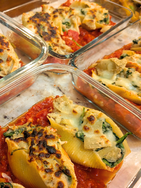 What’s for dinner? Spinach and artichoke stuffed shells baked in rich tomato sauce. Comforting, veggie-packed, and ready when you are 🍝✨ Our chefs make weeknights easier and way more delicious #whatsfordinner #personalchef #mealprepservice #comfortfood #friendthatcooks