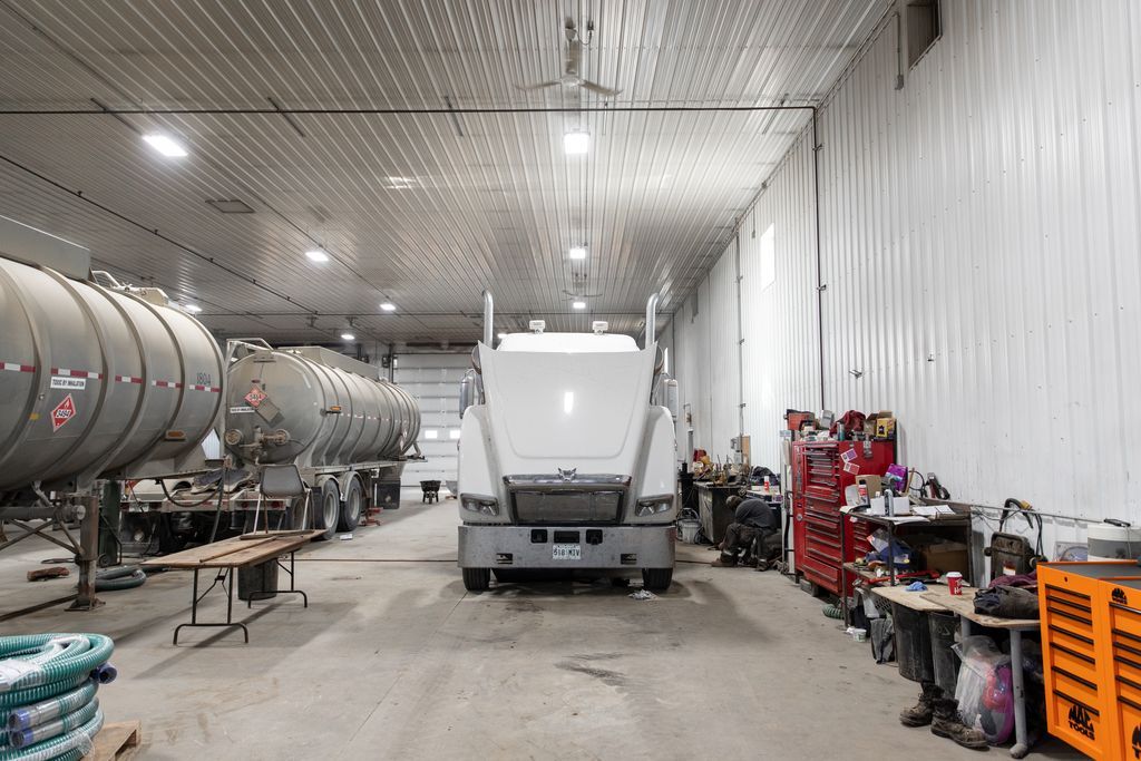 StreamlineOil's tweet photo. Settle the Shop Debate ✋🏼

Every trucker has a favourite. What’s the best truck on the road?

Freightliner, Peterbilt, Kenworth, International, Mack, Western Star?!

Annnnnnd Go! 👇🏼

#TruckLife #PatchLife #StreamlineStrong https://t.co/yuYFj6khFO