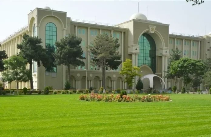 HurriyatPa's tweet photo. ملي دفاع وزارت: پوځې رژیم هڅه کوي د کابل فضا ګډه وډه کړي

د افغانستان ملي دفاع وزارت کابل ښار کې د نن شپې ډزو په اړه وايي، د پاکستان پوځي رژیم هڅه کوي د کابل فضا ګډه وډه کړي چې له همدې امله افغان دفاعي ځواکونه د پاکستاني رژیم پر الوتکو ډزې کوي څو خپلو شومو اهدافو ته ونه رسېږي.

یاد وزارت له هېوادوالو ته ډاډ ورکړئ چې په دې اړه دې هېڅ تشویش نه کوي
#حریت_راډیو
