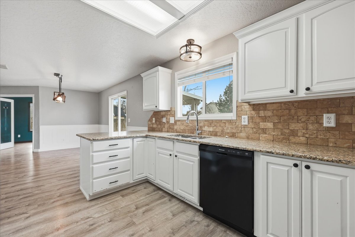 TracyKasper's tweet photo. JUST LISTED! This two-story home features updated flooring, a cozy living room with a modern fireplace, and a bright kitchen with granite countertops and white cabinets.

16023 N Saint Helens Dr, Nampa, ID
https://t.co/LimWWAYb7t https://t.co/N1sGvLf00e