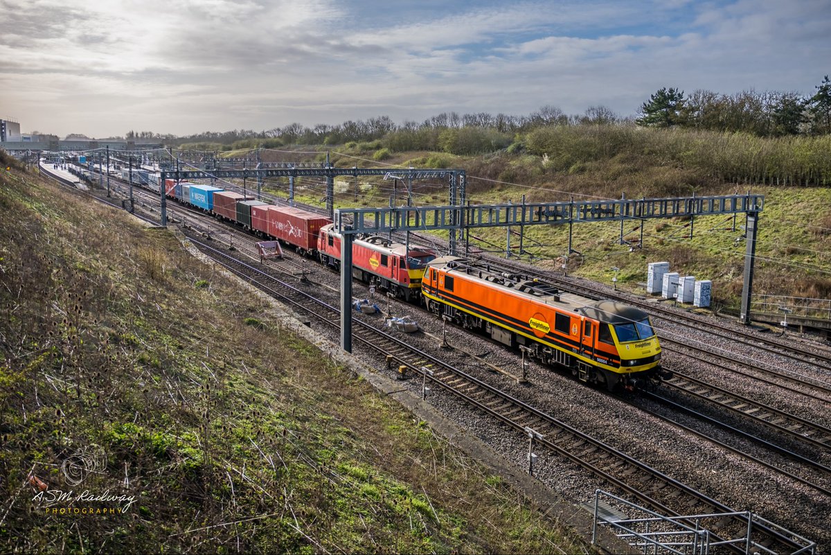 ASMRailPhotos's tweet photo. ποΈ| 4M42 0442 London Gateway Frghtliner to Trafford Park F.L.T.
π£| @RailFreight
π| Class 90004
π| Class 90040
π| Milton Keynes
π| 16/03/2026
#class90 #90004 #90040 #freightliner
πΈ| Photography by @ASMRailPhotos Β©οΈ https://t.co/S7askh2ois