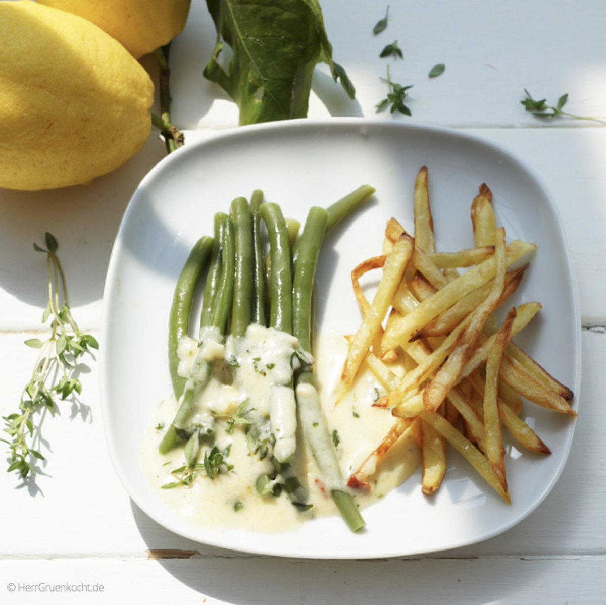 HerrGruenkocht's tweet photo. Wenn ihr traurig seid, dass es Montag ist und ihr den Blues habt:-) Einfach.
»Strauchbohnen mit Zitronen-Thymiansauce und Pommes Allumettes« - das sind extra dünne Pommes. Die Franzosen haben natürlich den cooleren Namen:-)

https://t.co/nauppdd98J

#Pommes #Bohnen TK okay. https://t.co/a65jMkSmNi