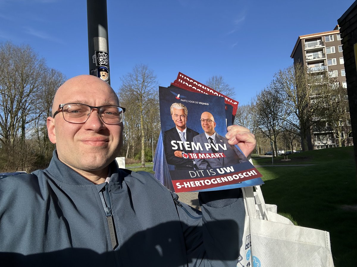 AWJAvanHattem's tweet image. Flyeren bij De Bokkelaren/Klokkenlaan  voor #PVV #DenBosch #stemPVV