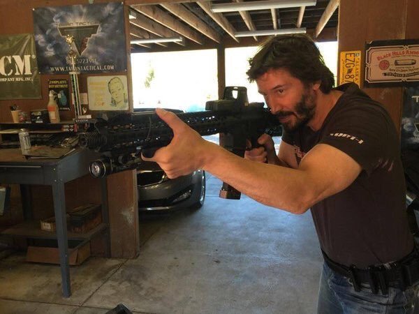 Le diré a todo mundo que Keanu Reeves es el verdadero Mandalorian hasta que se vuelva efecto Mandela.