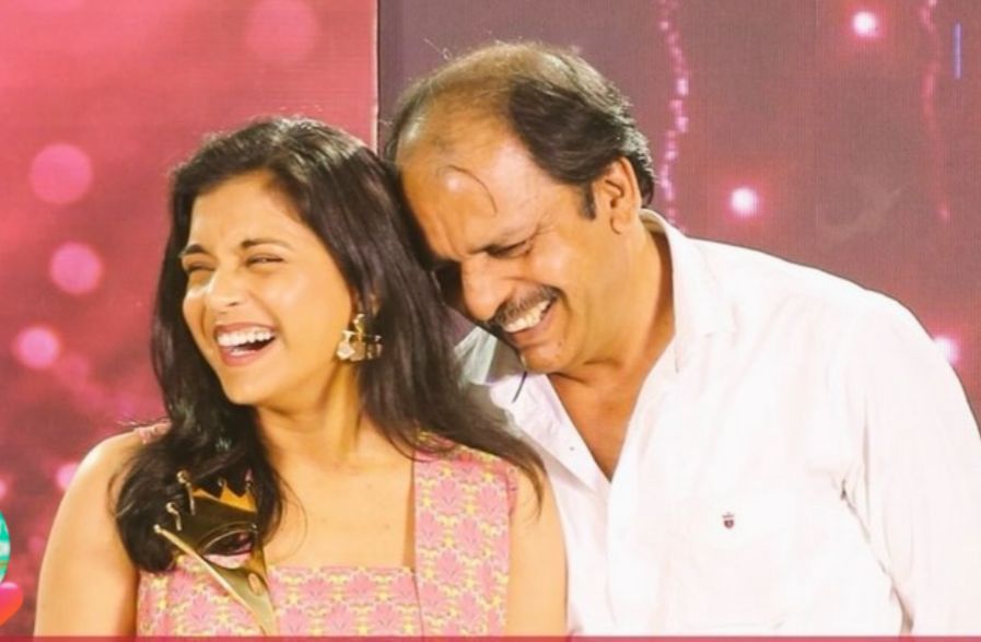 imviraltv's tweet photo. Actress Sumbul Touqeer wishes her father Touqeer Khan on his birthday with a special message , excerpts from her heartfelt
#sumbultouqeerkhan
#daughterfather
#dotingdad
#viraltv
@sumbul_touqeer
@papatouqeer
Source : @teamgolecha https://t.co/XxfApscSmm