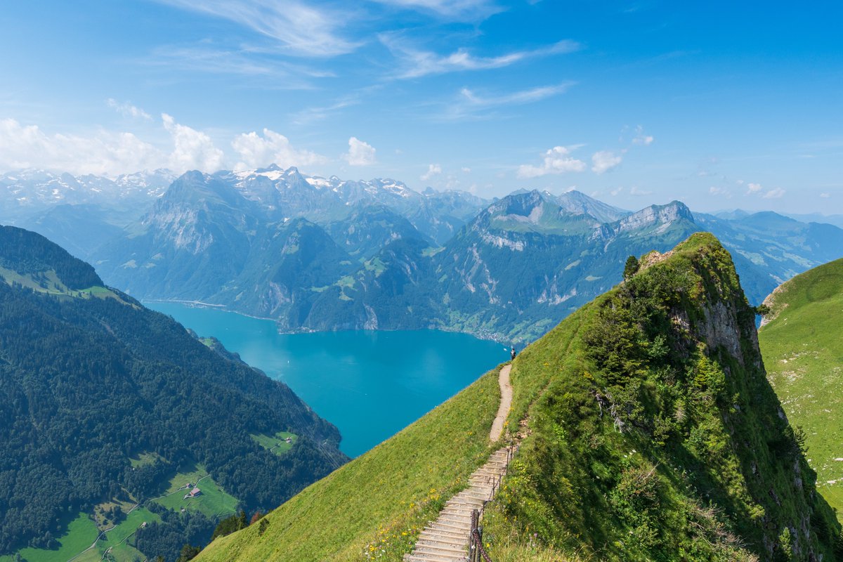 lonelyplanetfr's tweet image. #jeudiphoto 📸- A 50km à l’est de #Lucerne en #Suisse, le village de Stoos est le point de départ de l’une des plus belles #randonnées de la région, et s’y rendre fait partie de l’expérience ! 🥾

Découvrez le sentier des arêtes de Stoos 🏔️