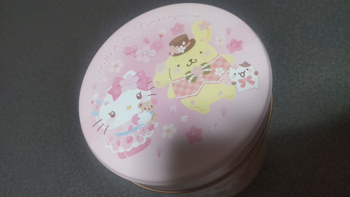２日遅れのホワイトデー(*´ω`*)
バレンタインのお返しを頂きました♪"

可愛い♡
中身はチョコチップクッキー(*^^*)
とりあえず入れ物が可愛い過ぎて
終始ニヤニヤしております（笑）
クッキーも美味しい(⁠ ⁠ꈍ⁠ᴗ⁠ꈍ⁠)
さて、このコには何を入れようか？？
今からワクワクしております(>ω<)