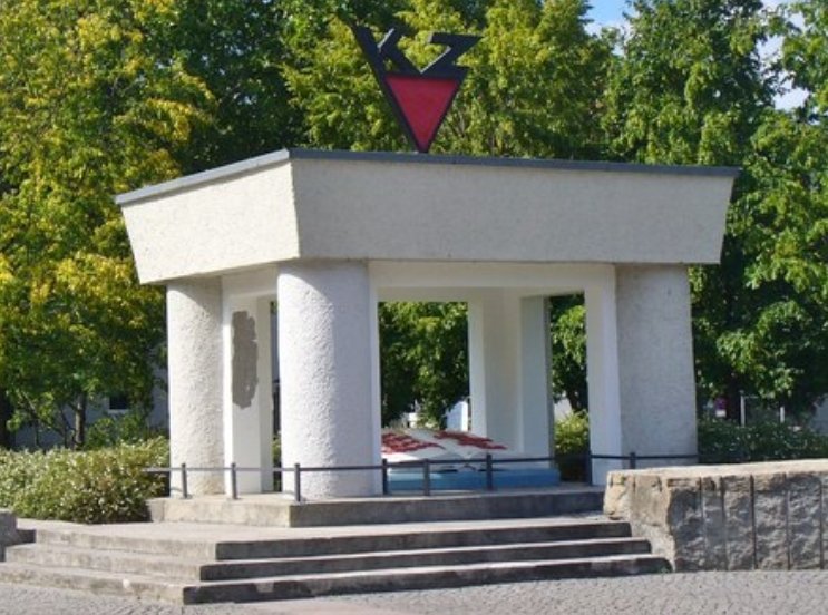 <a href="/derspiegel/">DER SPIEGEL</a> Auch als #DieLinke noch #SED hieß,war #Antisemitismus ihr Markenzeichen.
Sogar der #Holocaust betraf in der DDR 1.0 nicht #Juden,sondern Kommunisten und Sowjetsoldaten.
Statt des Davidsterns war das Rote Dreieck Symbol des Sühnekults.
#Israel war Feind.
#Juden wurden unterdrückt.